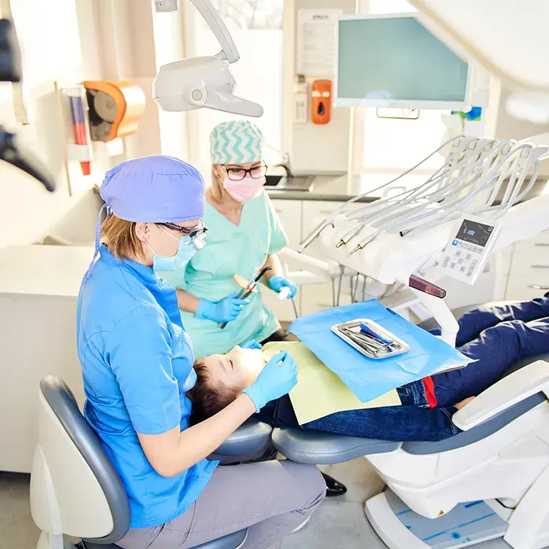 Dziecko przechodzi badanie stomatologiczne w łódzkim gabinecie stomatologicznym specjalizującym się w stomatologii dziecięcej.