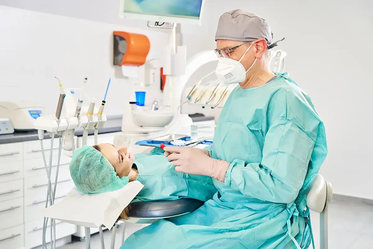 Dentysta bada dziecko w łódzkim gabinecie stomatologicznym specjalizującym się w periodontologii.